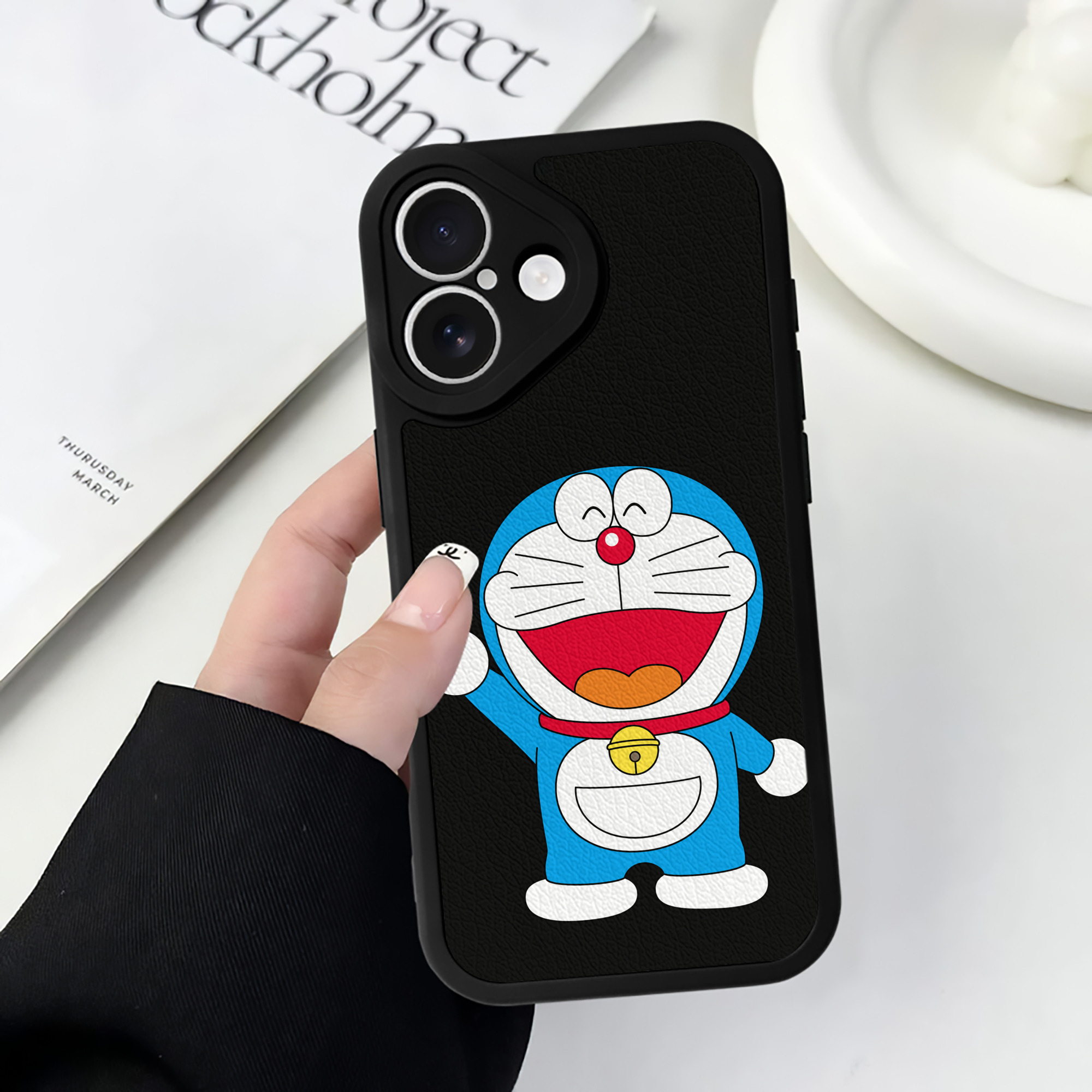 （画像用） ドラえもん Doraemon 【iPhone 16シリーズ対応】シリコンスマホケース（レザー調） 材質：シリコン